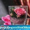 Розовые розы в интерьере - живые в стекле